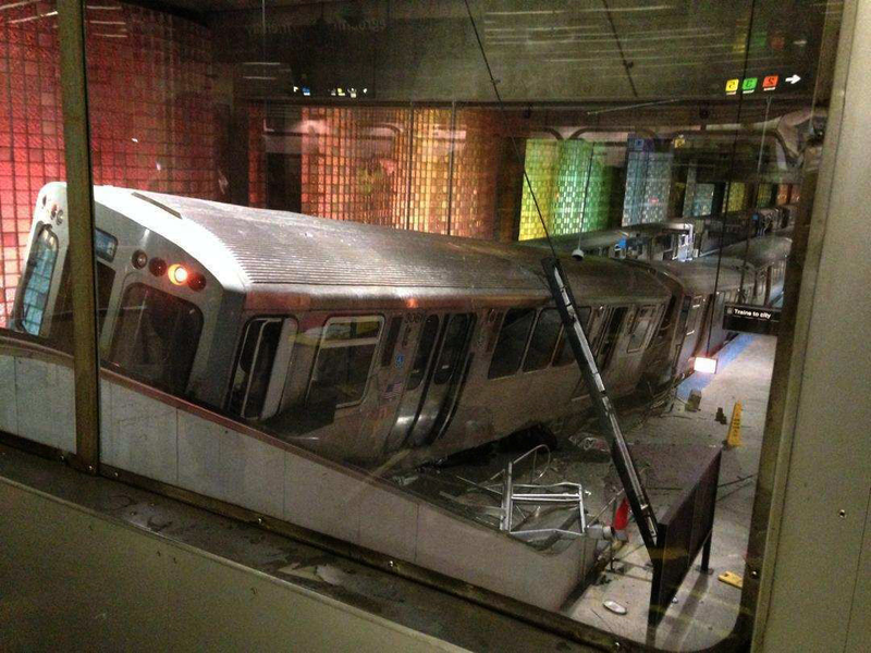 Illustration for article titled Chicago Train Derails inside O'Hare, 32 injured
